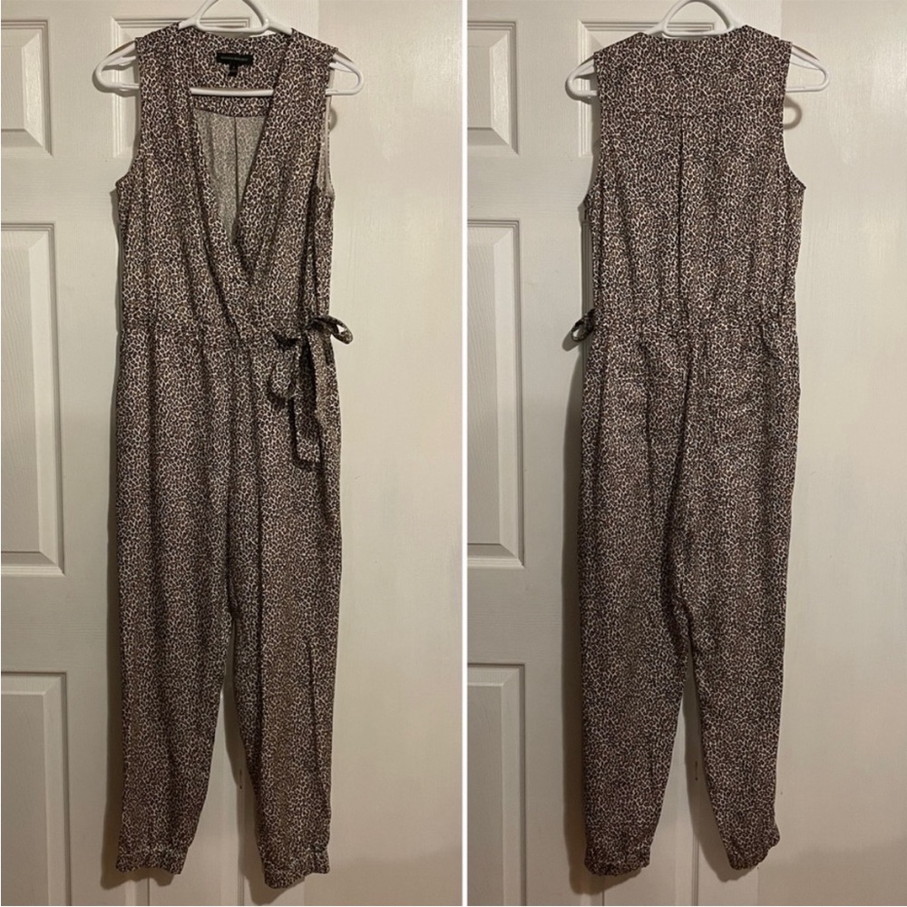 Banana Republic Leopard Print Jumpsuit in 💯 Tencel fabric - size 6